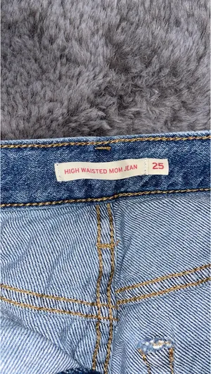 Levi’s High-Waisted Mom Jeans Light Wash thumbnail 4