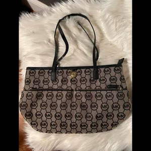 Michael Kors Signature Tote Bag – Stylish & Spacious thumbnail 2
