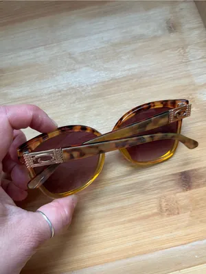 •Woman’s Oscar de la Renta tortoiseshell sunglasses• thumbnail 2
