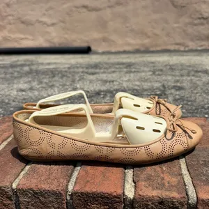 Coach Women's Kathy Leather Beige Perforated Logo Ballet Bow Flats Sz 8B thumbnail 2