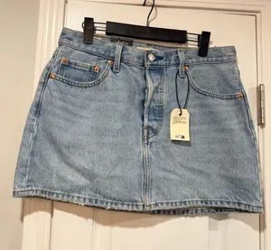 NWT Levi’s Size 28 Icon Skirt Mid Rise Distressed Denim Mini Medium Wash Classic thumbnail 1