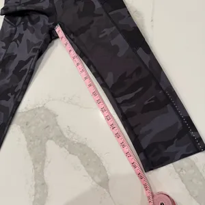 Lululemon Fast & Free High Rise Crop Leggings Women’s 6 Gray Camo Reflective Gym thumbnail 9
