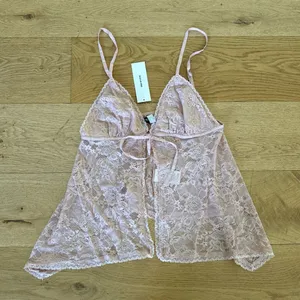 Urban Outfitters - Roxie Sheer Lace Flyaway Cami Top in Pink thumbnail 1