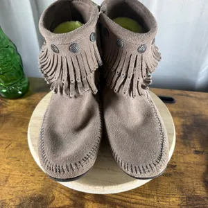Minnetonka Double Fringe Concho Boot 9.5 Taupe Suede Boho Moccasin Ankle thumbnail 2