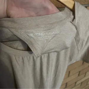 Beyond Yoga Top Lightweight Spacedye Tee Cut Out Back Beige Tan Size S NWOT thumbnail 2