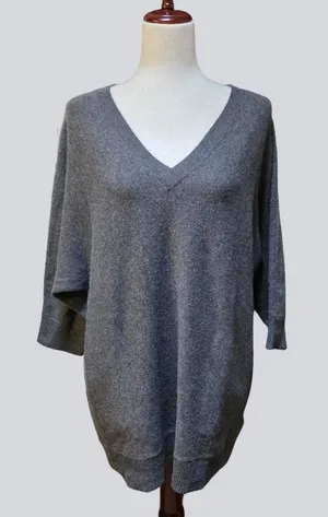 Neiman Marcus Exclusive Heather Grey Cashmere Knit V Neck Sweater thumbnail 1