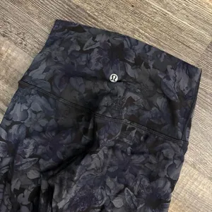 Lululemon‎ floral leggings Size 2 thumbnail 2