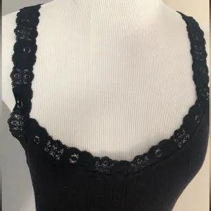 Divided Black Camisole with Lace Straps
U thumbnail 2