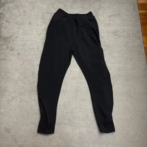 Athleta Altitude Ruched Jogger Pants Black Women’s thumbnail 3