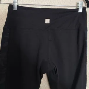 Vuori Asymmetric Color Block Leggings Camo size Medium thumbnail 5
