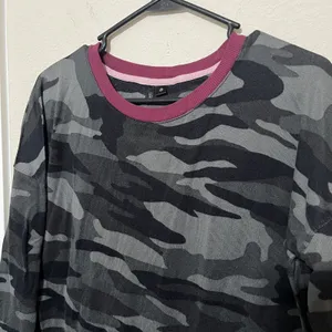 Kensie Women Camo Long Sleeve Top Grey Black Burgundy Trim Size L thumbnail 2