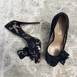 Valentino Garavani Black Floral Lace Heels (Size 38.5) thumbnail 2