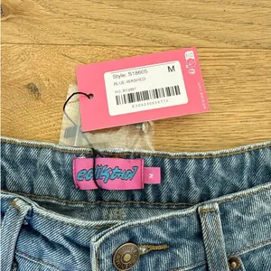 Edikted - Ripped Low Rise Baggy Wide leg Jeans in Blue thumbnail 3