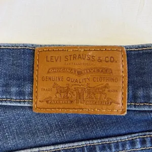 Women's‎ Levi's Jeans Curvy Medium Wash Denim 28x29 Capsule Wardrobe US Size 6 thumbnail 2