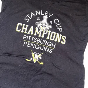 Pittsburgh Penguins Stanley Cup Champions T-Shirt Size Medium thumbnail 2