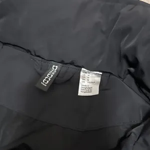 Divided Women's Black Cropped Puffer Jacket M thumbnail 3