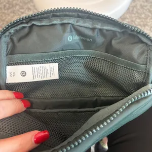 Lululemon Everywhere Belt Bag 1L NWT Sold Out Color RNFG (Rainforest Green) thumbnail 5