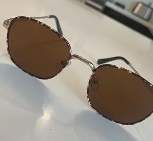 Round Sunglasses with Patterned Tortoiseshell Frame & Brown Lenses thumbnail 1