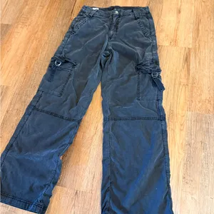 American Eagle Faded Black Baggy Cargo Jeans Stretch Size 8 Short thumbnail 3