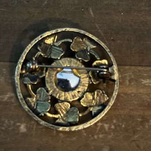 Vintage gold tone shamrocks and green cabochon stone brooch thumbnail 4