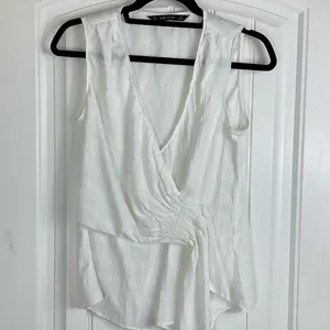 Zara White Textured Blouse Size Small thumbnail 4