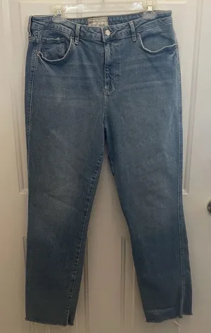 Free People Hi Rise Raw Hem Straight Leg Medium Wash Jeans Size 32‎ thumbnail 1