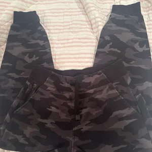 Athleta  thumbnail 1