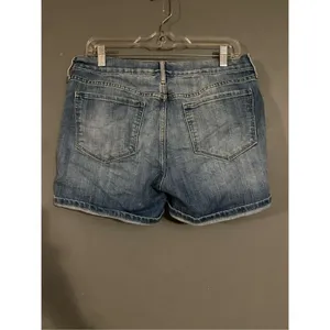 Old Navy Light Wash Boyfriend Distressed Denim Jean Shorts Size 8 thumbnail 4