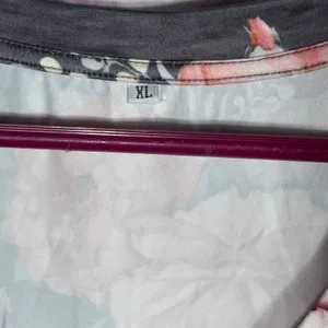 Floral V-Neck T-Shirt in Gray with Pink Rose Pattern XL thumbnail 4