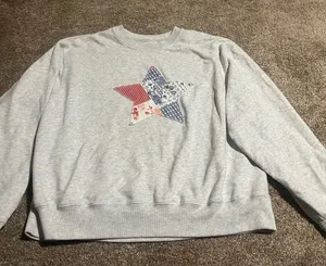 Hollister Quilted Easy‎ Star Graphic Crew light grey sweatshirt Medium thumbnail 1