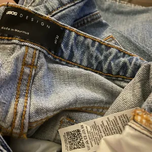As Seen On Screen NWT DESIGN dad jeans in mid blue with rips. Size 30/32. thumbnail 6