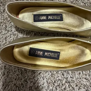 Anne Michelle Gold Metallic Pointed Toe Lion Head Medallion Block Heel Pumps 7 thumbnail 3