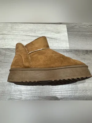 Pink Lily platform Ugg style short bootie size 7.5 thumbnail 2
