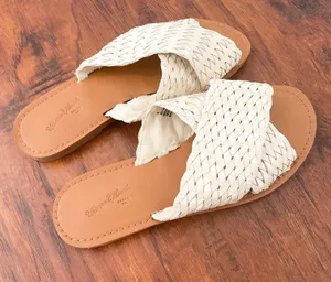 Universal Threads White Woven Sandals thumbnail 2