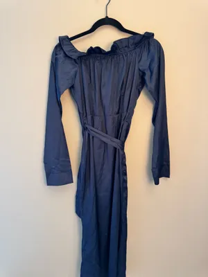 Pretty Little Thing Navy Satin Bardot Wrap Midi Dress thumbnail 4