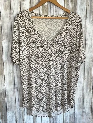 American Eagle Leopard Brown Cream Tee Women’s Medium  thumbnail 1