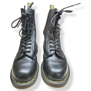 Dr Martens 1490 Boots Black Virginia Leather 10 Eye Grunge Punk Goth Womens 5 thumbnail 4