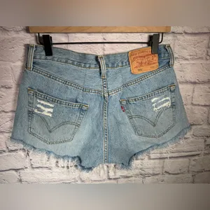 Women’s size 28 distressed ripped‎ denim Levi’s 501 Jean Shorts thumbnail 4