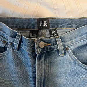 BDG High Waisted Girlfriend Short - Light Blue Wash Size 28 thumbnail 3