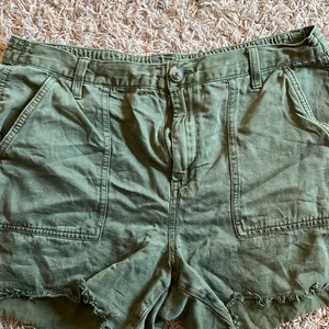 Aerie Adventure Short Army Green Women’s Size Large thumbnail 3
