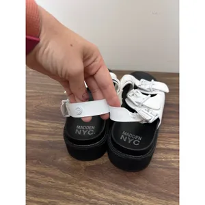 Madden NYC Womens White Black Chunky Platform Lug Sole Buckle Sandals Size 5 thumbnail 5