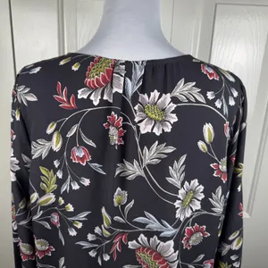 LOFT Women Blouse Sz M Charcoal Floral VNeck Long Sleeve Button Down Ruffle Cuff thumbnail 7