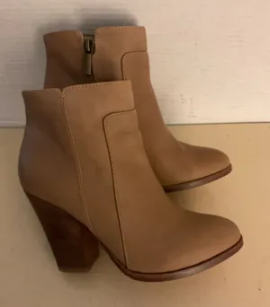 Pour La Victoire women beige Leather Chelsea heel Rocker boots US 6 thumbnail 1
