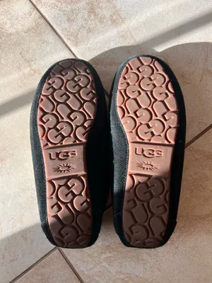 UGG Women’s Moccasin Slippers black size 10 thumbnail 4