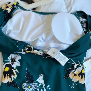 New with tags Cupshe Green and White Floral One Piece Swimsuit. Size XS thumbnail 5