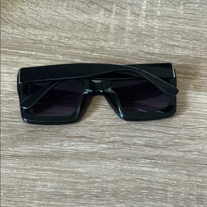 Sleek Black Sunglasses thumbnail 4