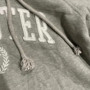 Hollister Embroidered Logo Grey Pullover Hoodie Size Small Streetwear Y2K thumbnail 3