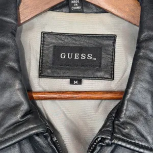 GUESS 100% Leather Jacket Womens Medium Black Zip Front Moto Biker Y2K Aesthetic thumbnail 2
