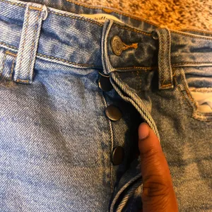 Willow + Root‎ Distressed Mom Jeans Ripped Knee Denim Button Fly Size 28 thumbnail 2
