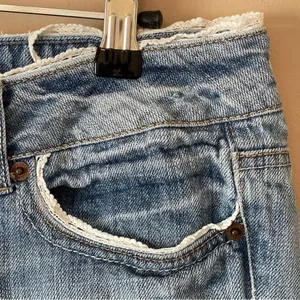 AMERICAN EAGLE | Denim Lace Trim Denim Shorts Sz 4 thumbnail 4